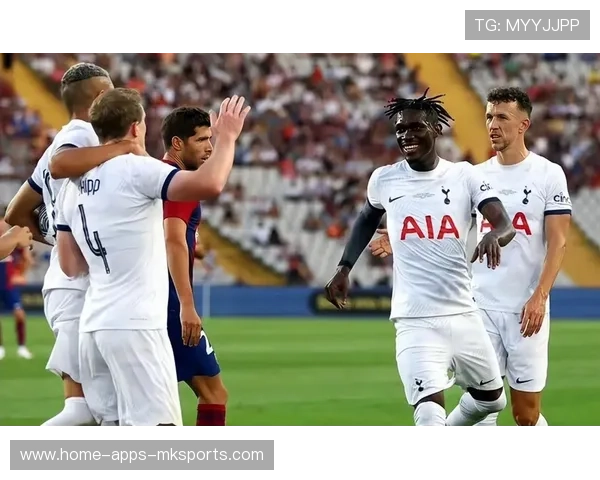 热刺长传直塞撕开对手防线前锋冷静推射入网——热刺精彩瞬间回顾